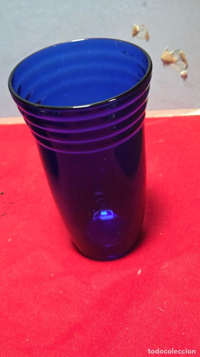 Antig&uuml;edades: vaso de cristal azul vintage
