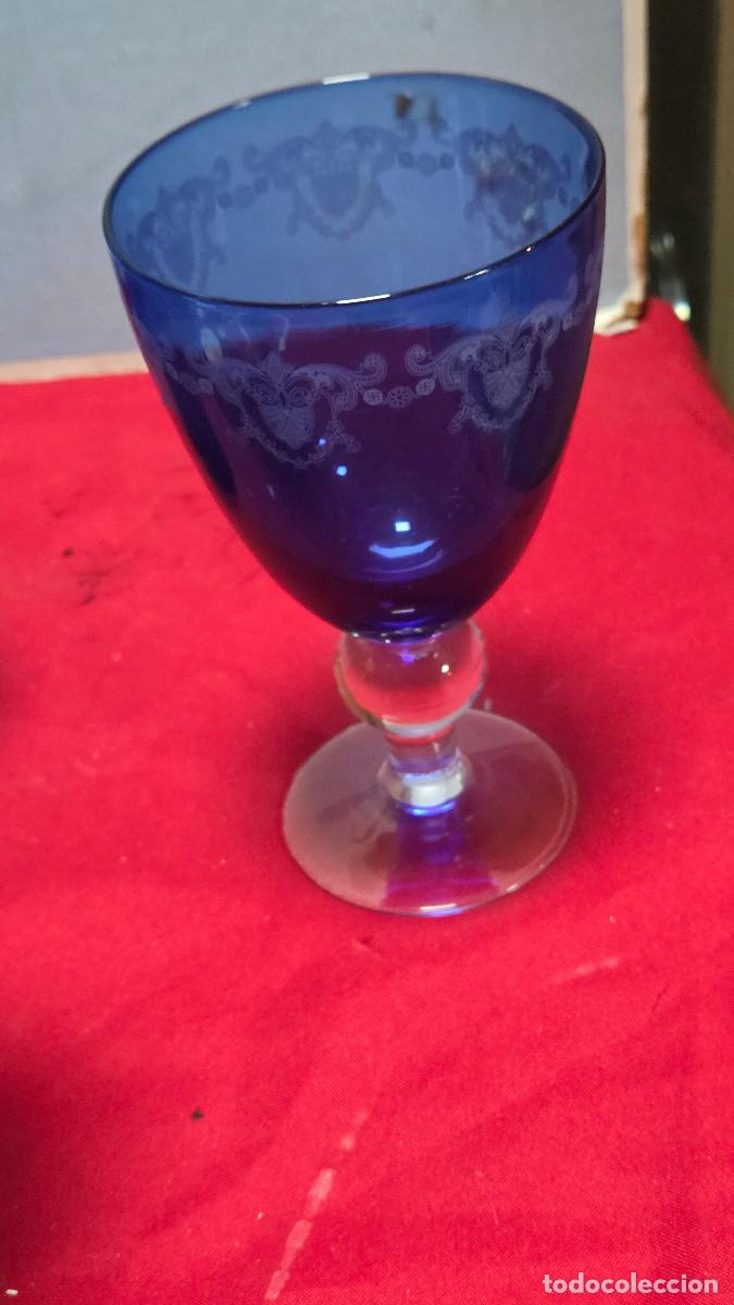 Antig&uuml;edades: copa de cristal azul vintage