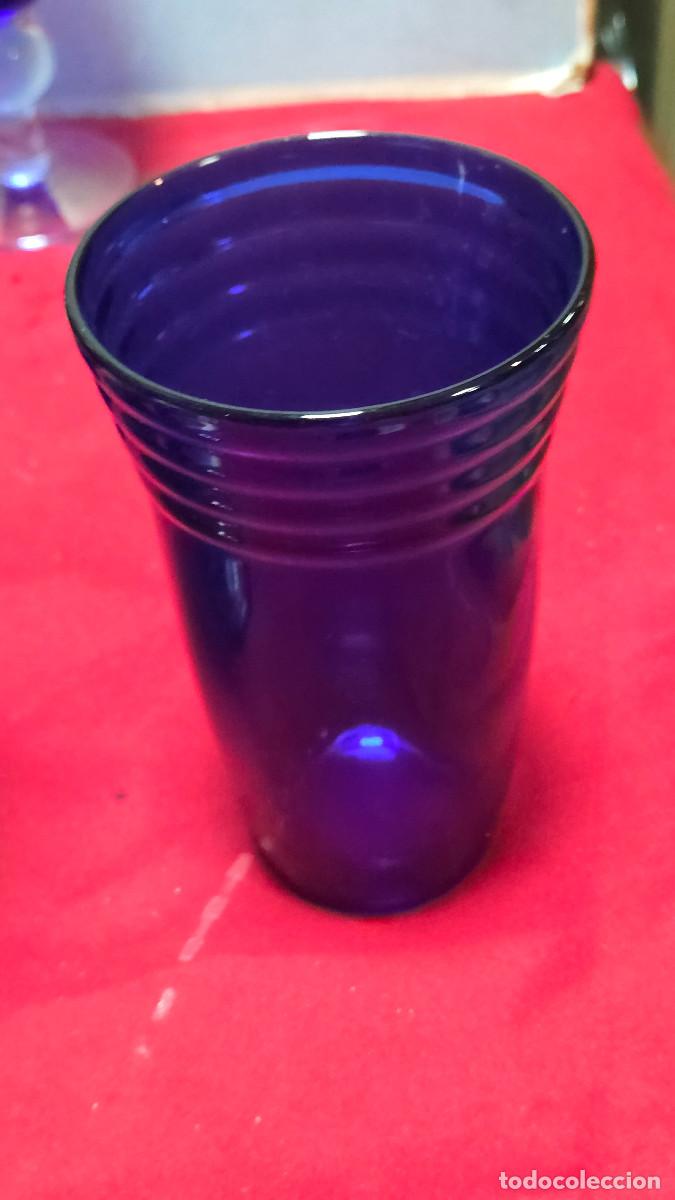 Antig&uuml;edades: vaso de cristal azul vintage