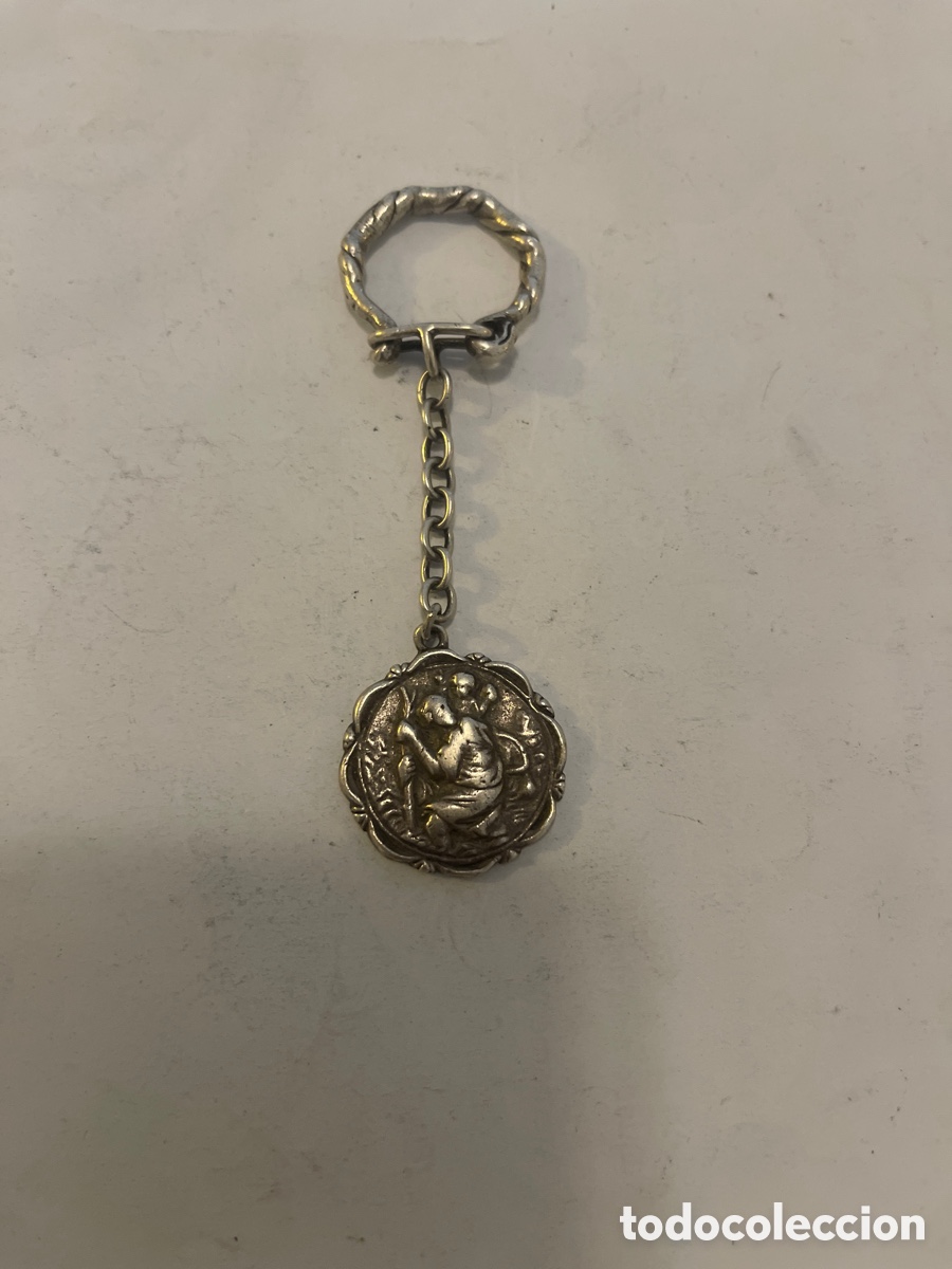 Antig&uuml;edades: Llavero Antiguo de Metal Plateado con Medall&oacute;n Circular en Relieve y Cadena