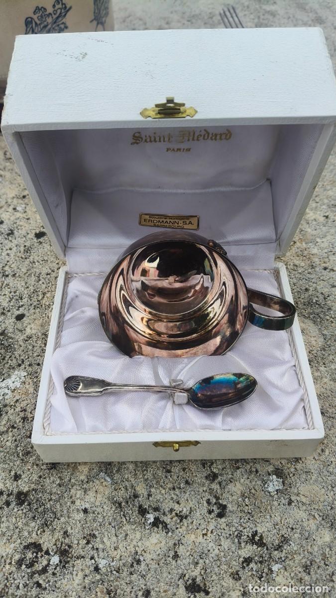 Antig&uuml;edades: Coffret timbale et cuill&egrave;re argent 950 t&ecirc;te de minerve poin&ccedil;on 134 g