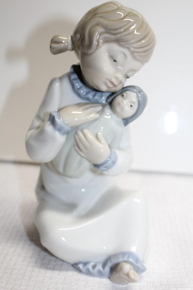 Antig&uuml;edades: FIGURA DE PORCELANA NI&Ntilde;A CON MU&Ntilde;ECA