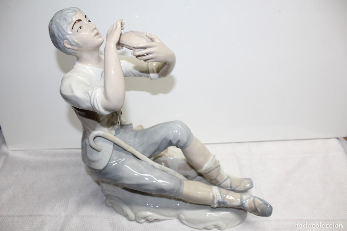 Antig&uuml;edades: IMPRESIONANTE FIGURA DE PORCELANA PASTOR BEBIENDO