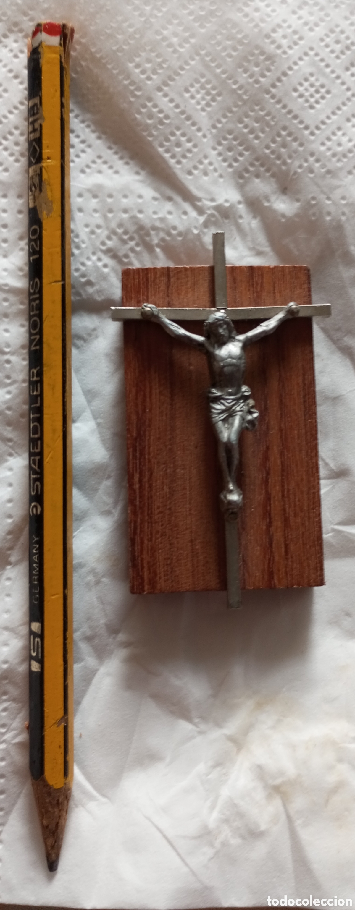 Antig&uuml;edades: Cristo crucificado metal sobre base de madera para guantera de autom&oacute;vil mide 6x3.5 cms