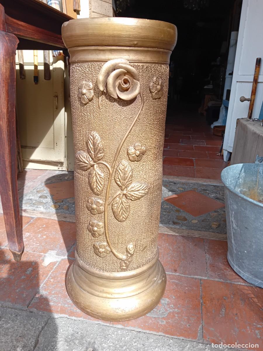 Antig&uuml;edades: Pedestal de barro cocido dorado d&eacute;cada de los 50