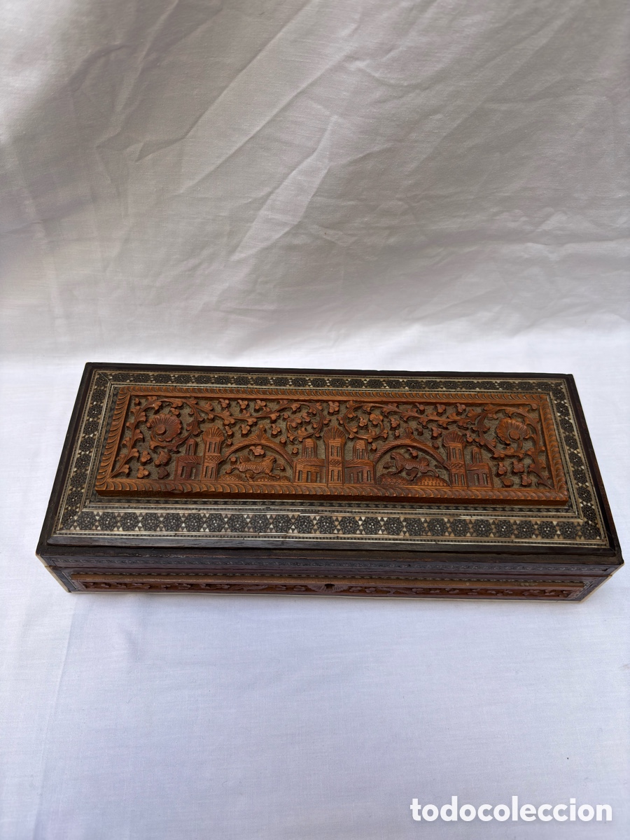 Antig&uuml;edades: Caja de madera de s&aacute;ndalo. Siglo XIX