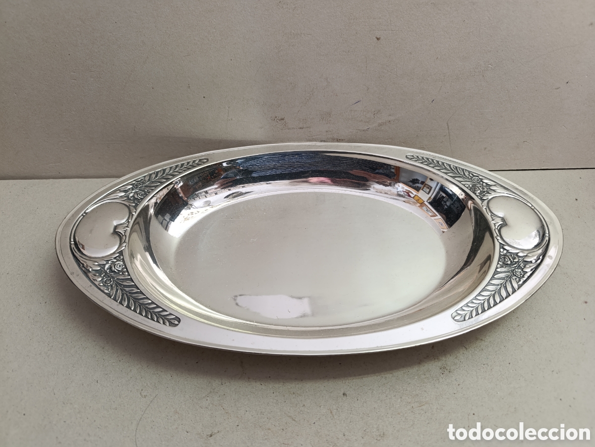 Antig&uuml;edades: BANDEJA OVALADA DE METAL PLATEADO. DECORACION VEGETAL.