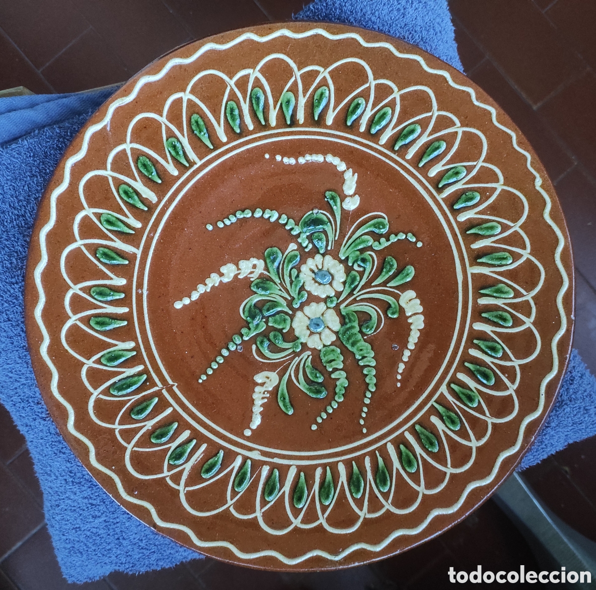Antig&uuml;edades: Plato de barro o terracota con relieve pintado a mano. Juan Arance. Bail&eacute;n