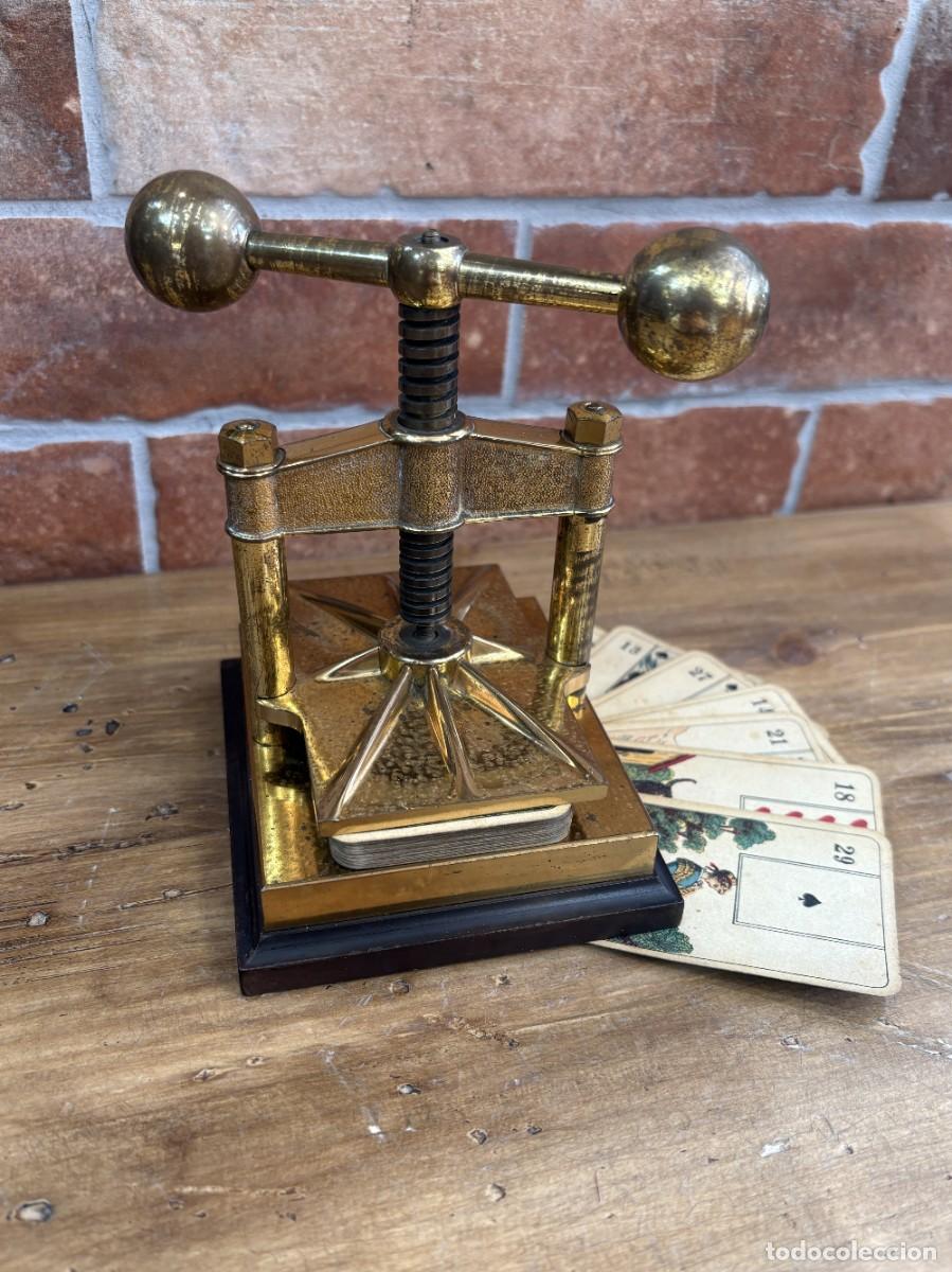 Antig&uuml;edades: Prensa de naipes antigua de lat&oacute;n con baraja Lenormand
