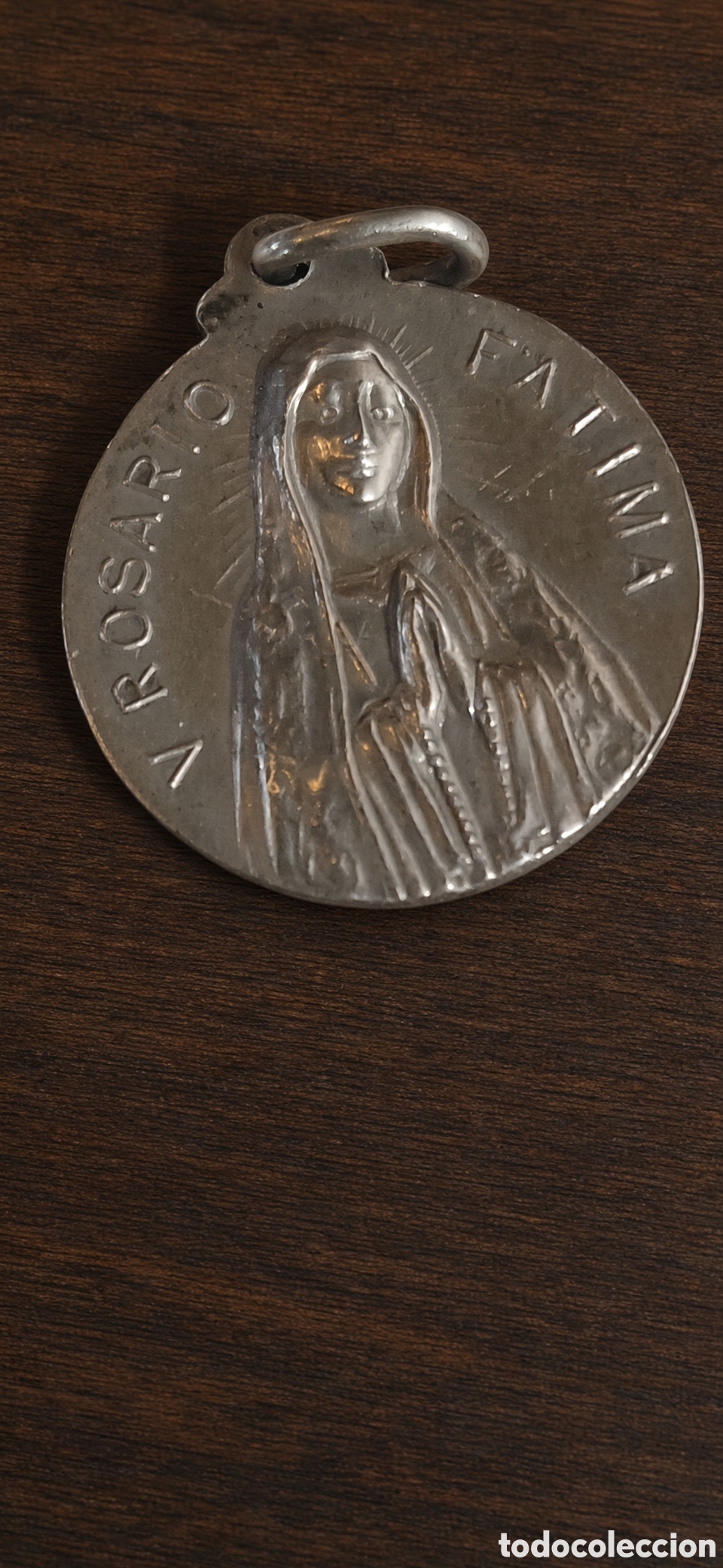 Antig&uuml;edades: Medalla religiosa antigua de la Virgen de F&aacute;tima y perfil masculino