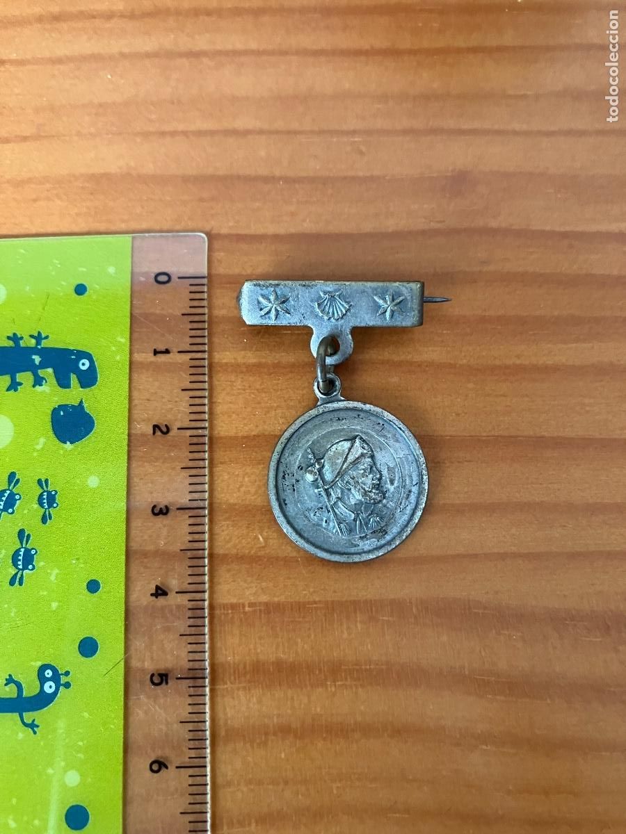 Antig&uuml;edades: Medalla Insignia Broche A&ntilde;o Santo Compostelano 1965. Santiago peregrino