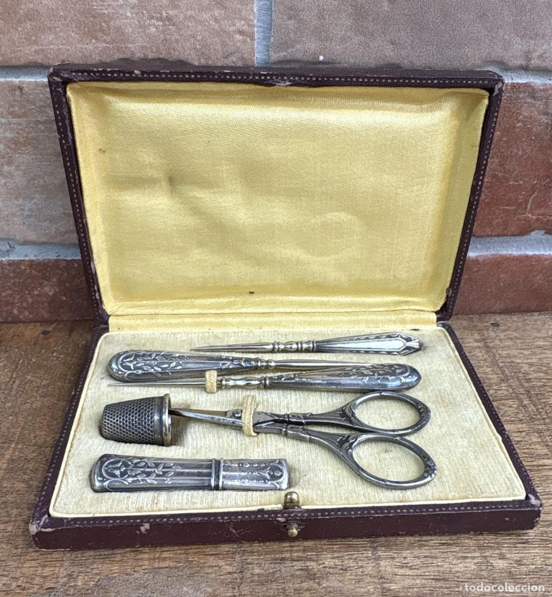 Antig&uuml;edades: Costurero antiguo de viaje en estuche con accesorios trabajados