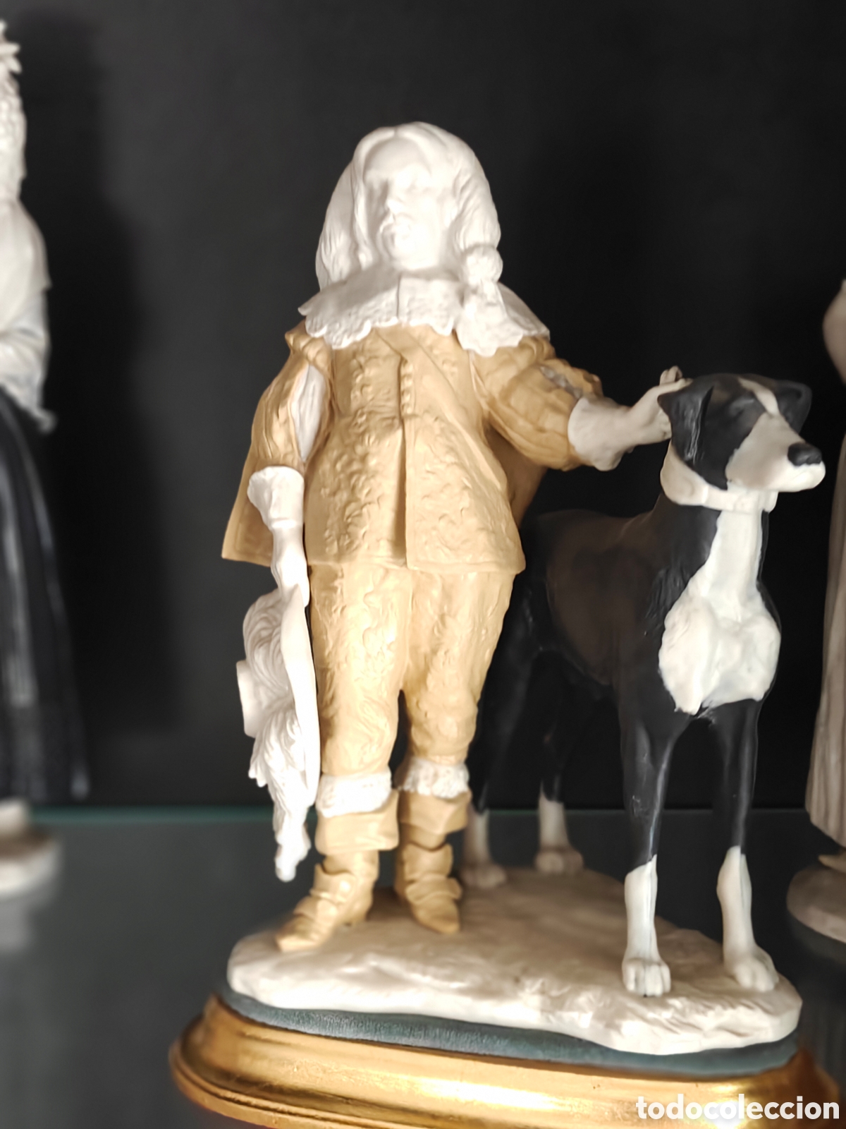 Antig&uuml;edades: Lote de 3 figuras antiguas de Porcelana Algora &ndash; Damas e Infante con perro (Espa&ntilde;a)