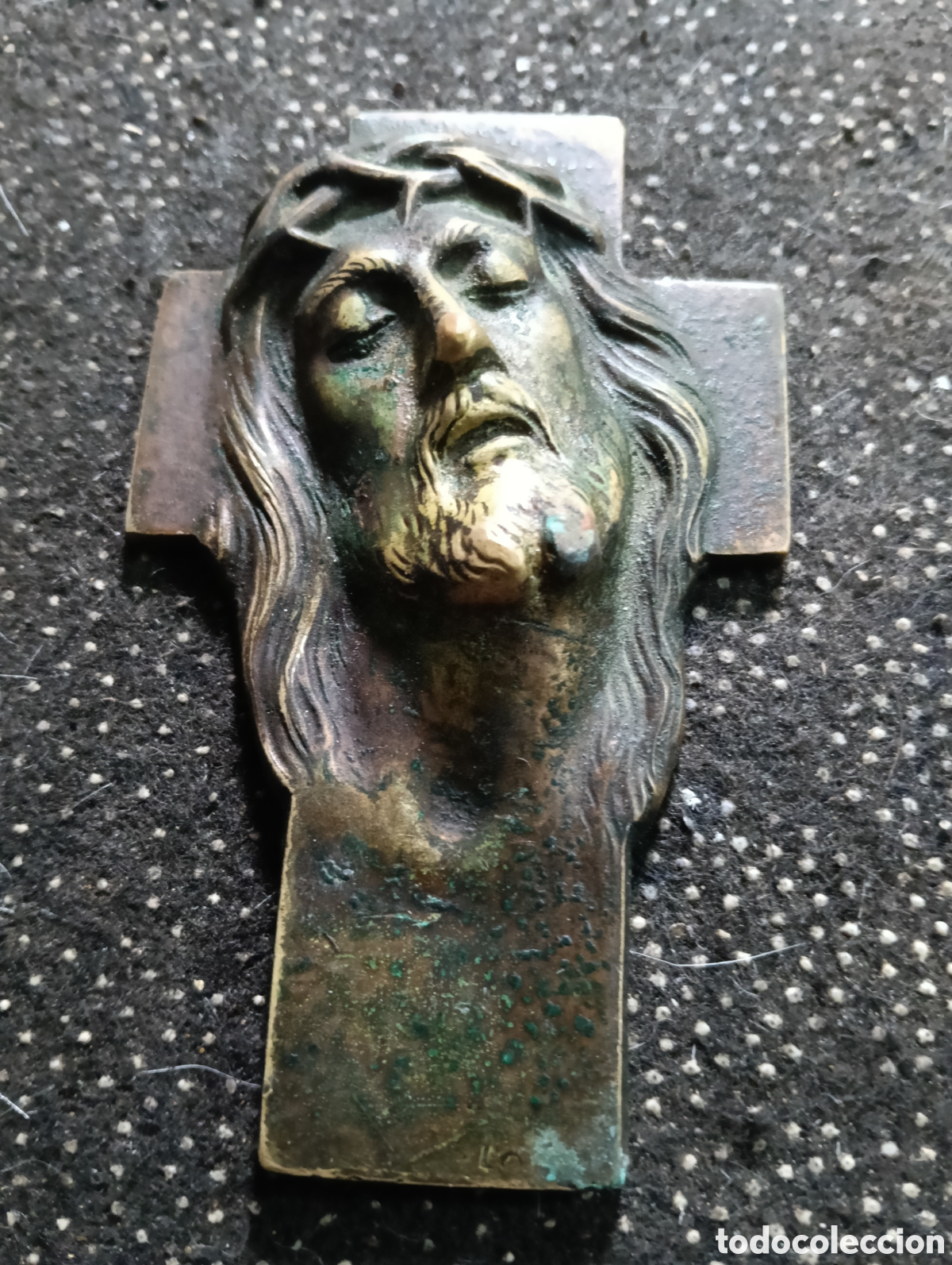 Antig&uuml;edades: Cruz con cabeza de Cristo en bronce macizo a&ntilde;os 20, muy bien conservado mide 10 x 6 cm