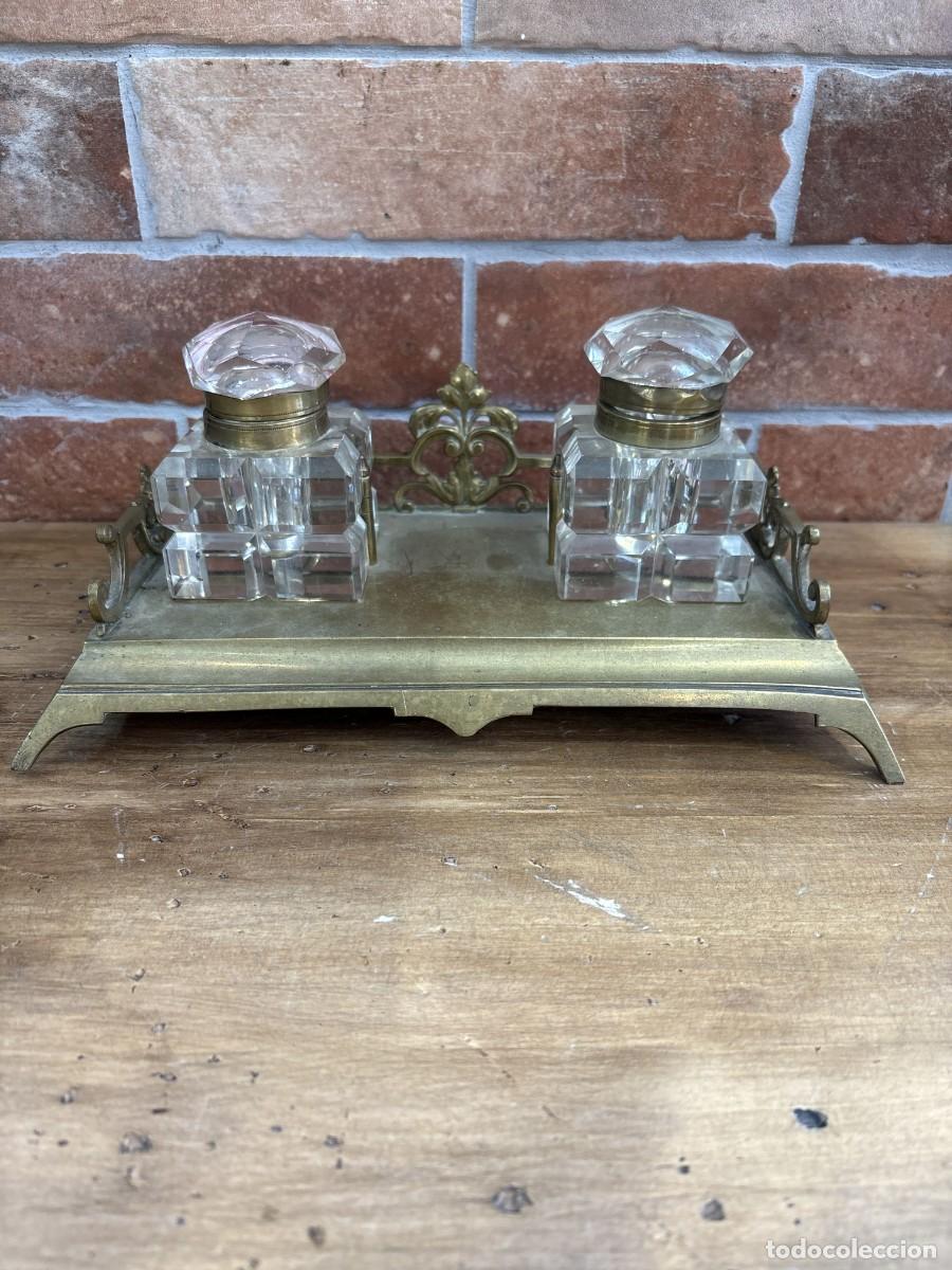 Antig&uuml;edades: Tintero antiguo doble de lat&oacute;n y cristal tallado