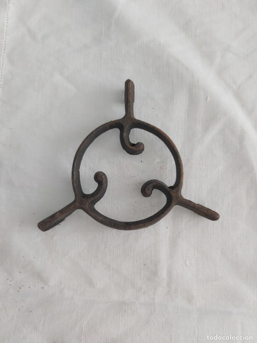 Antig&uuml;edades: Salvamanteles Antiguo de Hierro Fundido - Tr&eacute;bede / Soporte Macetas R&uacute;stico