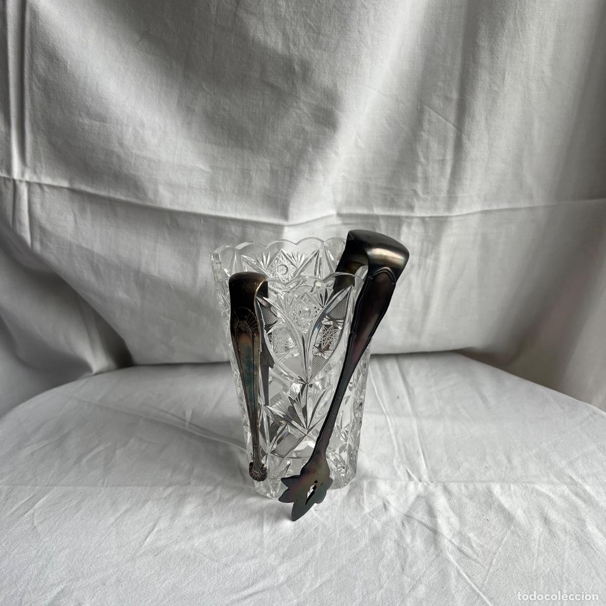 Antig&uuml;edades: Lote Mid-Century - Hielera de Cristal Tallado Bohemia y Pareja de Pinzas de Servicio Plateadas