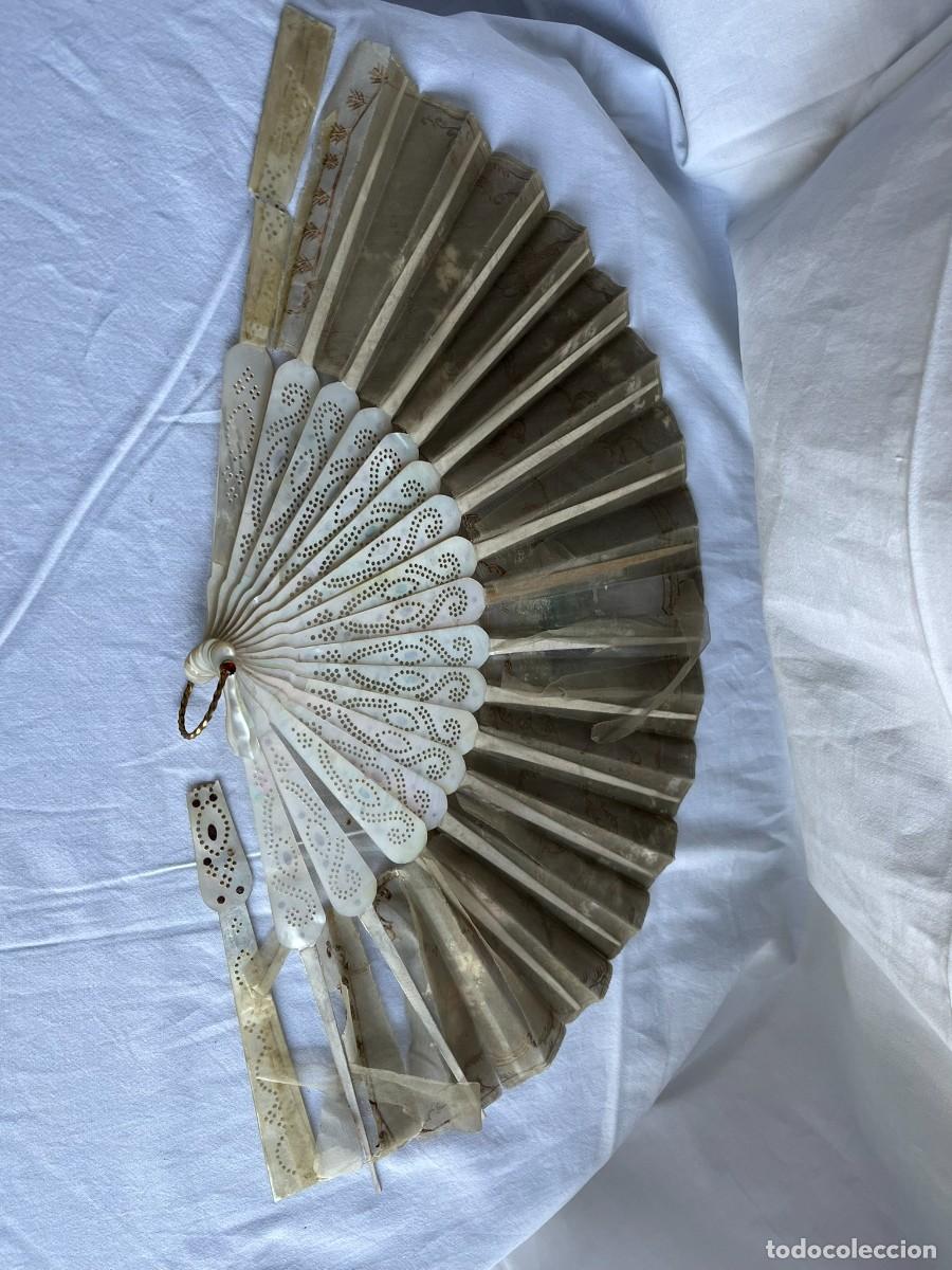 Antig&uuml;edades: Antiguo abanico con varillaje nacarado calado y pa&iacute;s pintado &ndash; para restaurar