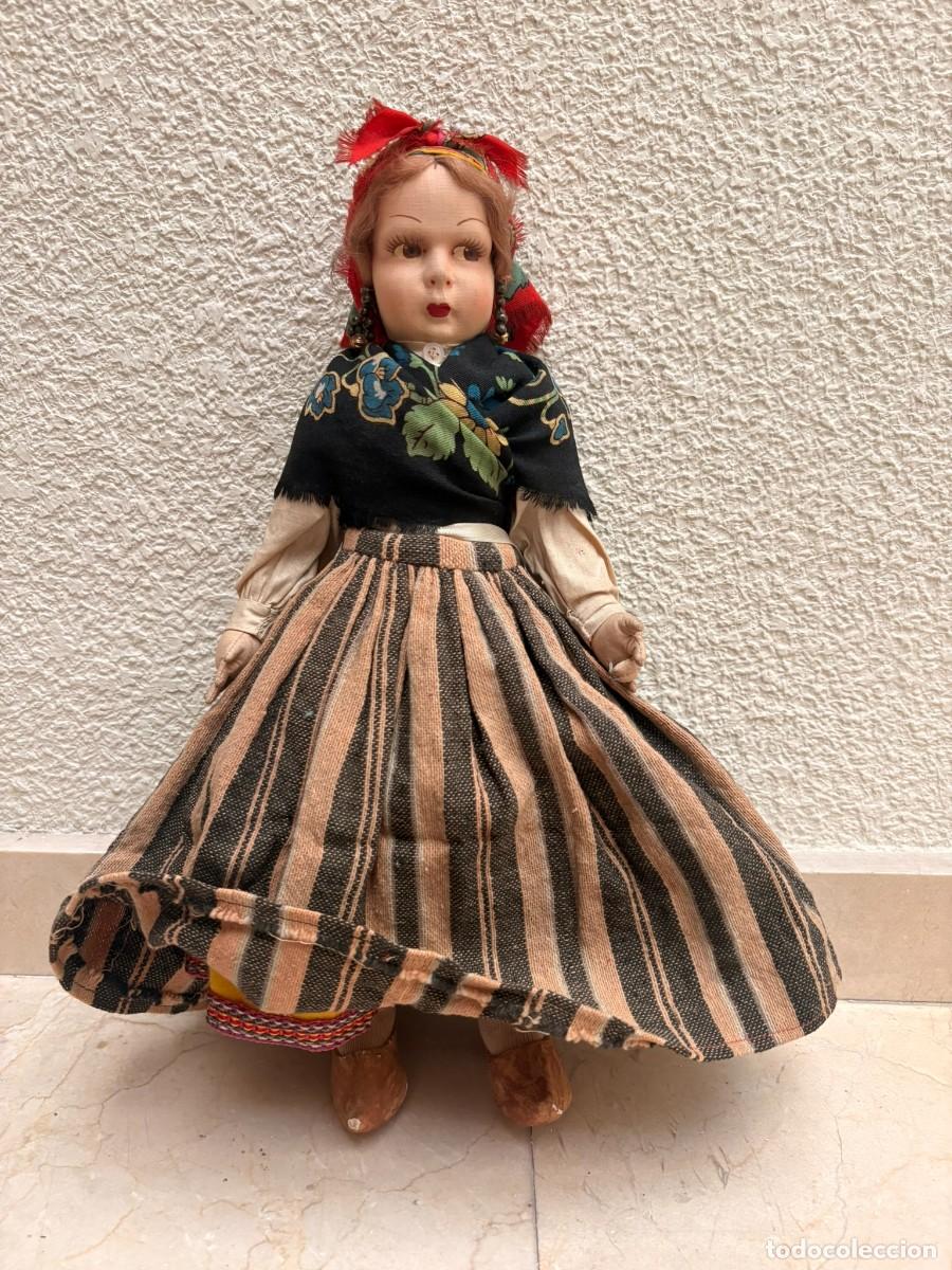 Antig&uuml;edades: Antigua mu&ntilde;eca con traje regional tradicional &ndash; vestimenta original &ndash; colecci&oacute;n
