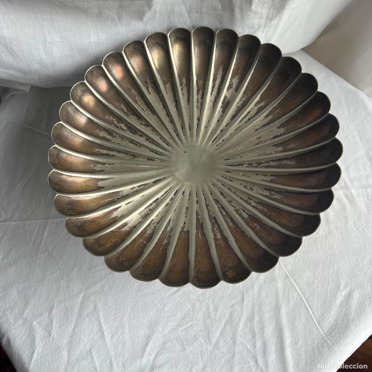 Antig&uuml;edades: Antiguo Frutero de Reposter&iacute;a sobre Pie - Metal Plateado y Alpaca - Dise&ntilde;o Gallonado Mid-Century