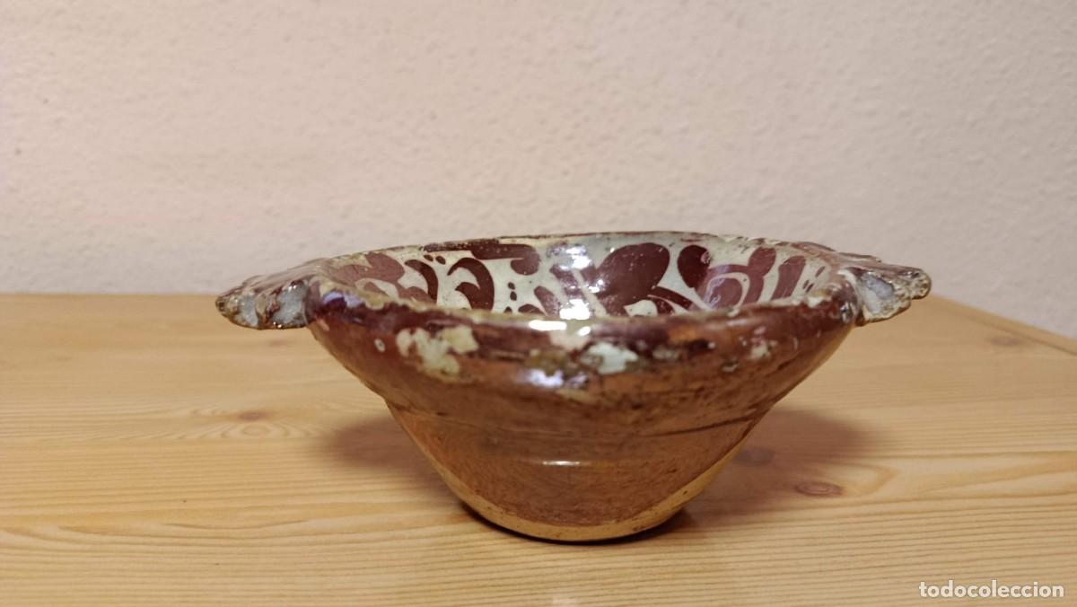 Antig&uuml;edades: Cuenco con orejas de cer&aacute;mica con reflejo met&aacute;lico, 13 cm