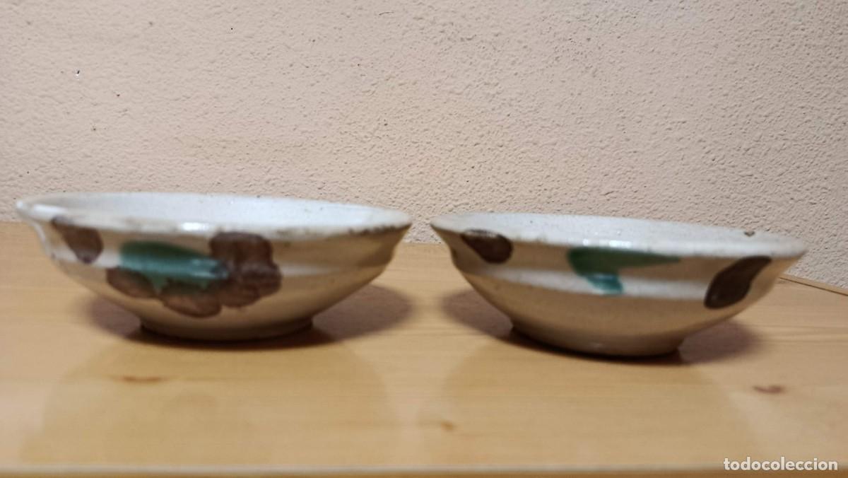 Antig&uuml;edades: Pareja de cuencos de loza popular blanca con manchas verde y manganeso, 14 cm
