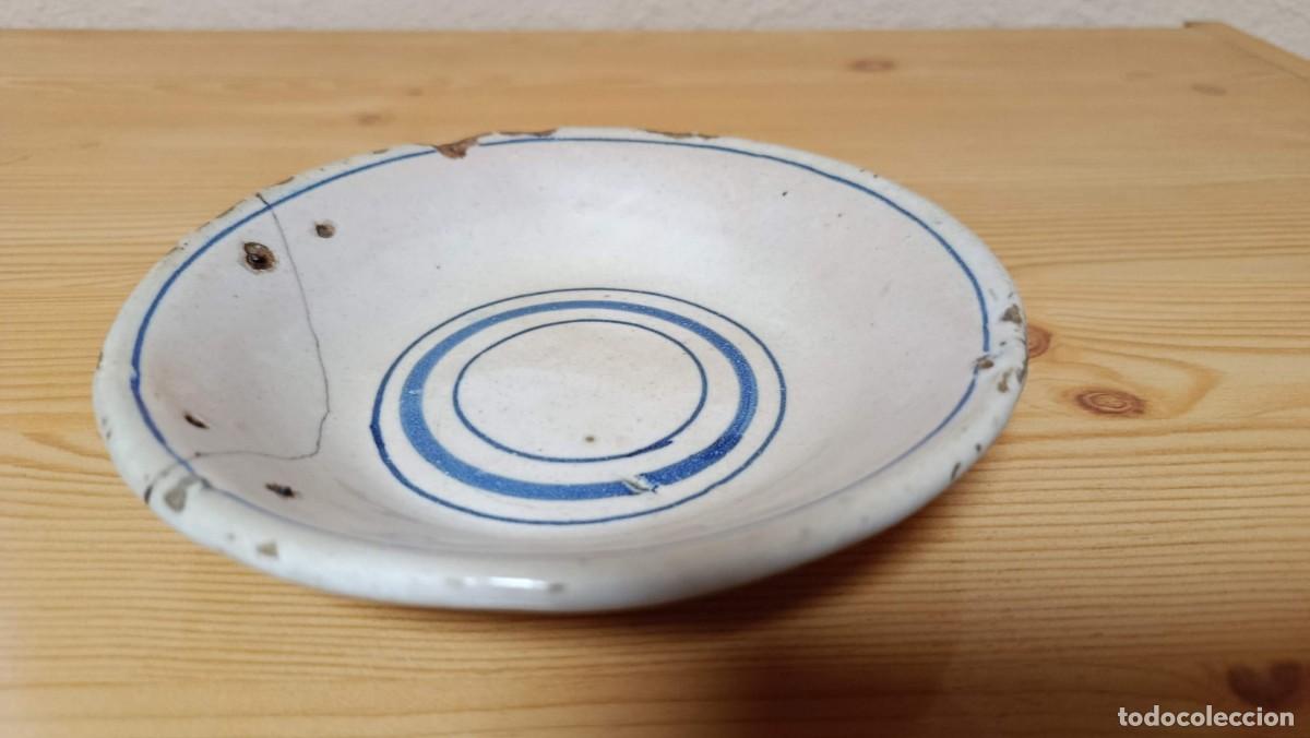 Antig&uuml;edades: Plato de loza popular de 15 cm con filetes azules, grieta reparada con la&ntilde;as