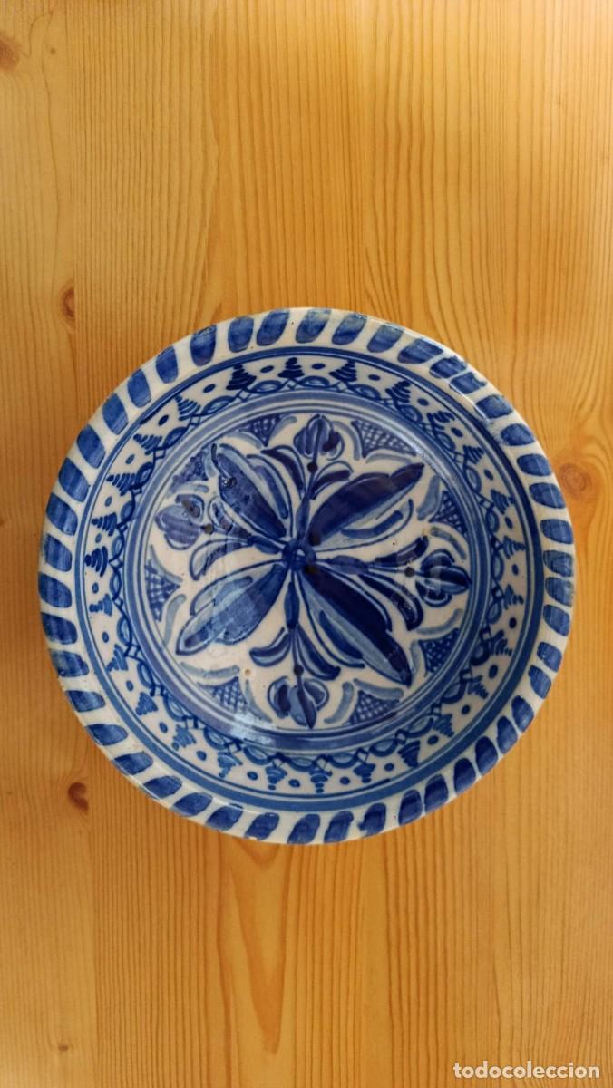 Antig&uuml;edades: Cuenco de cer&aacute;mica azul y blanca con flor central y cenefa en zigzag, 17 cm
