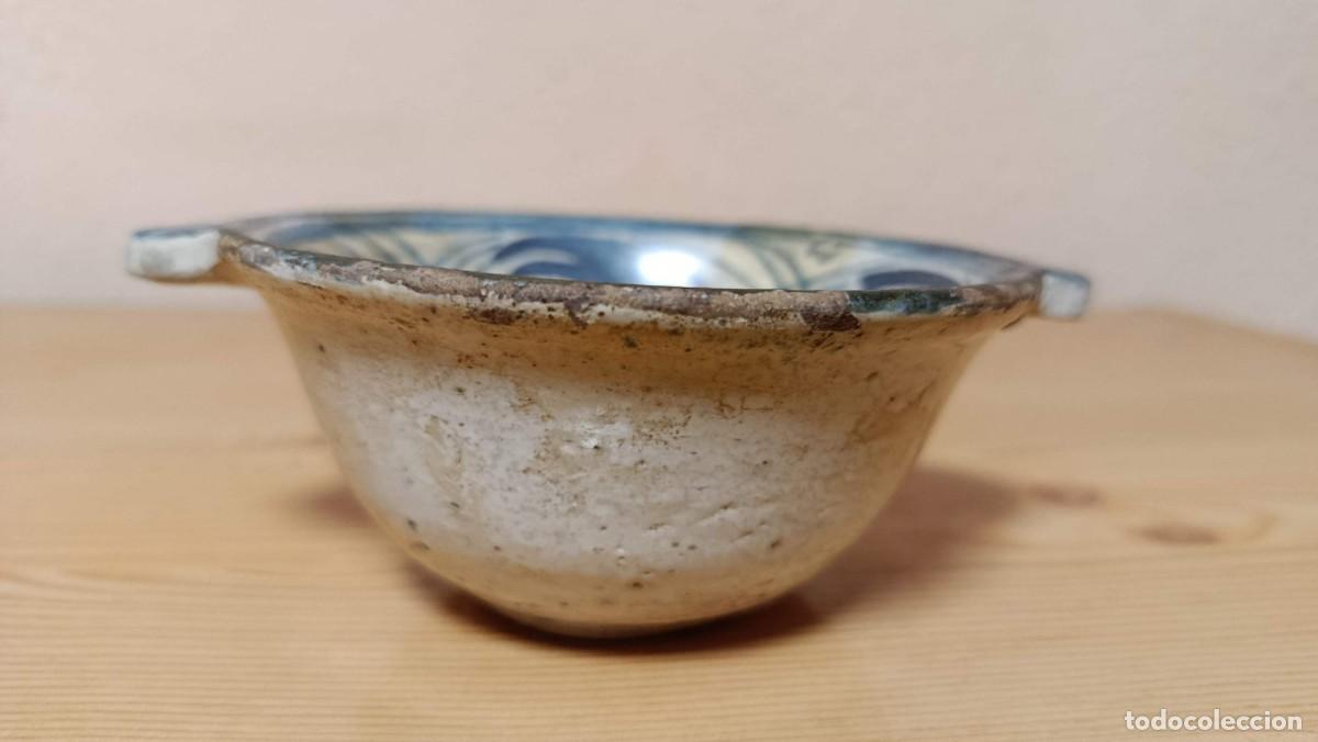 Antig&uuml;edades: Escudilla con orejas, decoraci&oacute;n azul y manganeso, 21,5 cm de di&aacute;metro