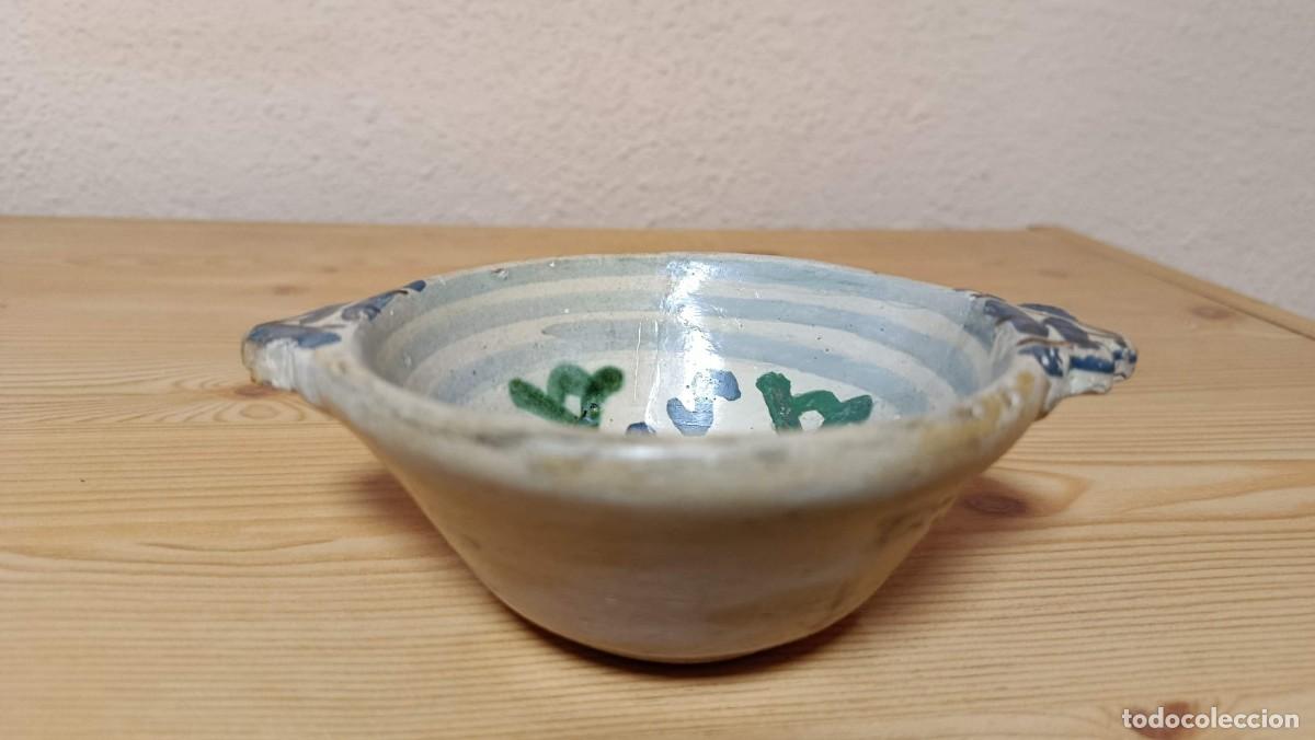 Antig&uuml;edades: Escudilla peque&ntilde;a con orejas, decoraci&oacute;n azul y verde, 10,5 cm de di&aacute;metro