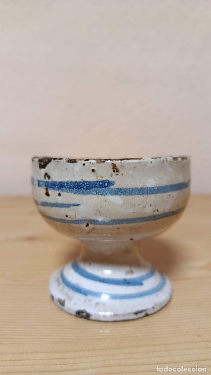 Antig&uuml;edades: Copa con pie de loza con rayas azules, 7 cm de alto