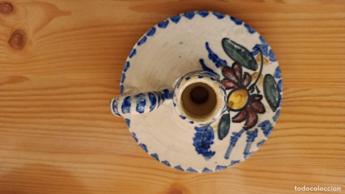 Antig&uuml;edades: Palmatoria de cer&aacute;mica con asa, decoraci&oacute;n azul y flor pintada, 11 cm