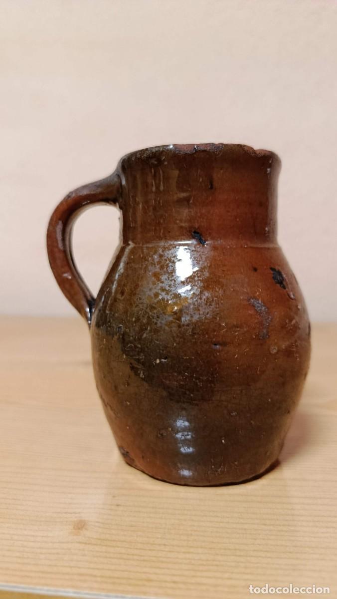 Antig&uuml;edades: Jarrita de barro vidriado marr&oacute;n con asa, 9 cm de alto