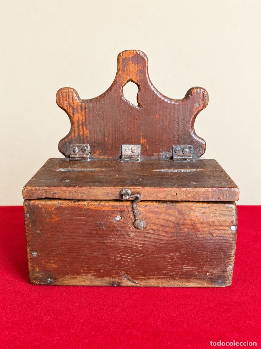 Antig&uuml;edades: LIMOSNERO R&Uacute;STICO DE MADERA