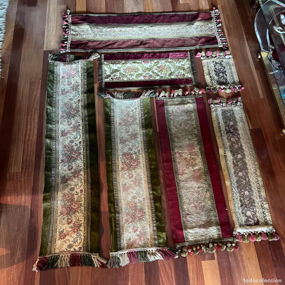 Antig&uuml;edades: Magn&iacute;fico Lote de 7 Caminos de Mesa y Tapete Vintage - Terciopelo, Brocado y Borlas Mid-Century