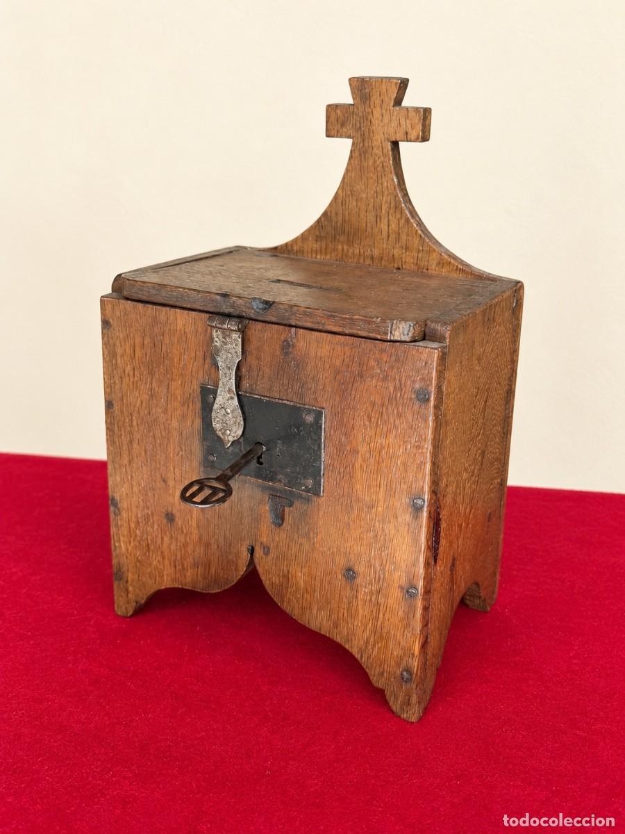 Antig&uuml;edades: LIMOSNERO R&Uacute;STICO DE MADERA CON LLAVE - Foto 1