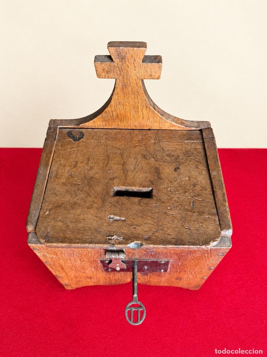 Antig&uuml;edades: LIMOSNERO R&Uacute;STICO DE MADERA CON LLAVE - Foto 3