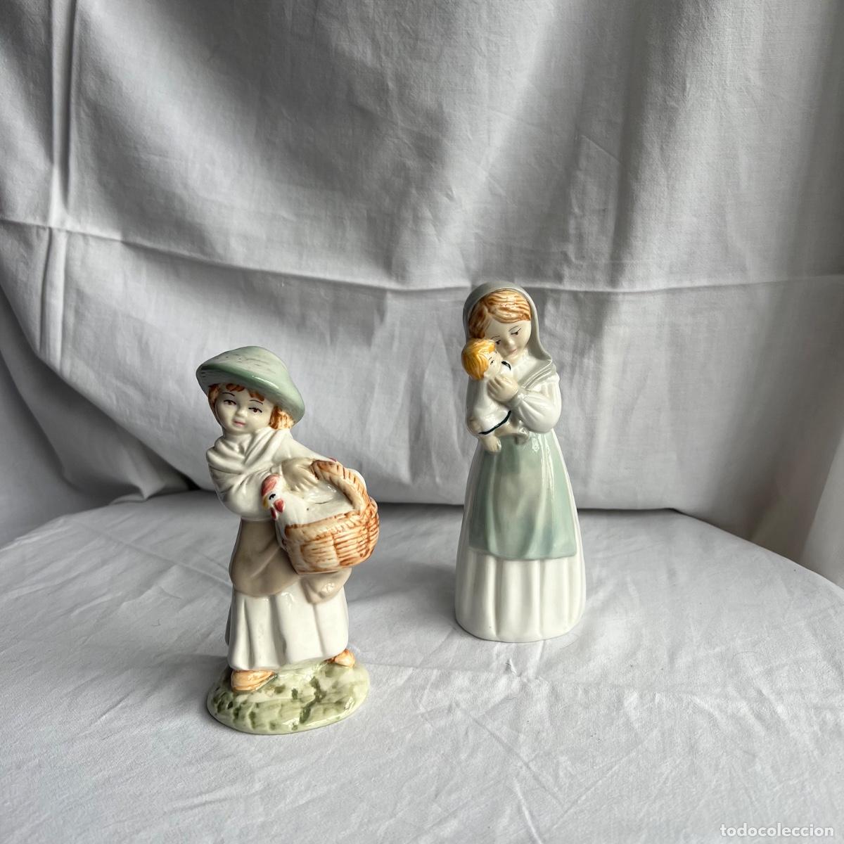 Antig&uuml;edades: Pareja de Figuras de Porcelana Esmaltada - Ni&ntilde;a Campesina con Gallina y Maternidad Mid-Century
