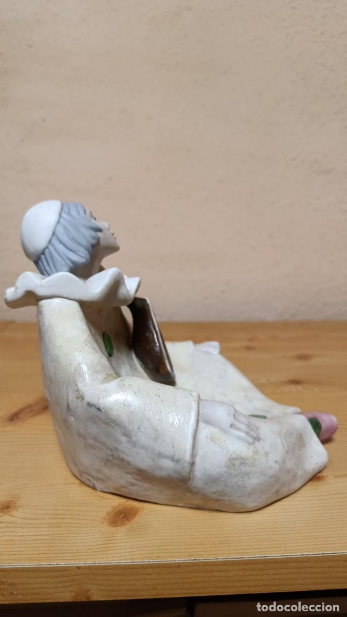 Antig&uuml;edades: Figura Pierrot con mandolina, cer&aacute;mica, marca INGLES en la base, 13 cm alto, 13 cm ancho, 17 cm larg