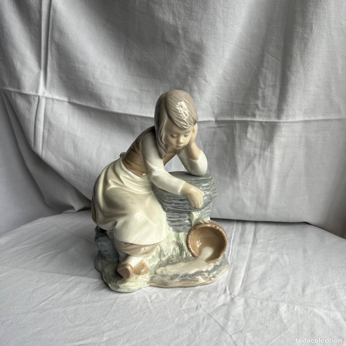Antig&uuml;edades: Antigua Figura NAO by Lladr&oacute; &rdquo;La Lecherita Triste&rdquo; (n&ordm; 137) - Sello Inciso Primeras Series
