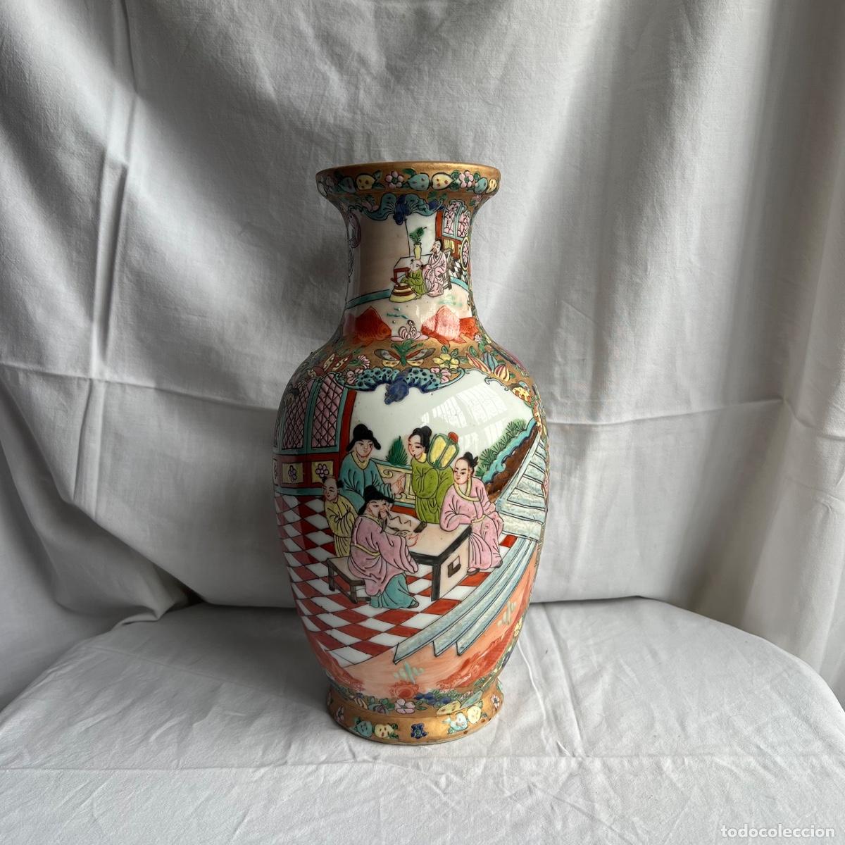 Antig&uuml;edades: Antiguo Jarr&oacute;n de Porcelana China Estilo Rosa Cant&oacute;n - Escenas Cortesanas y Bot&aacute;nicas Mid-Century
