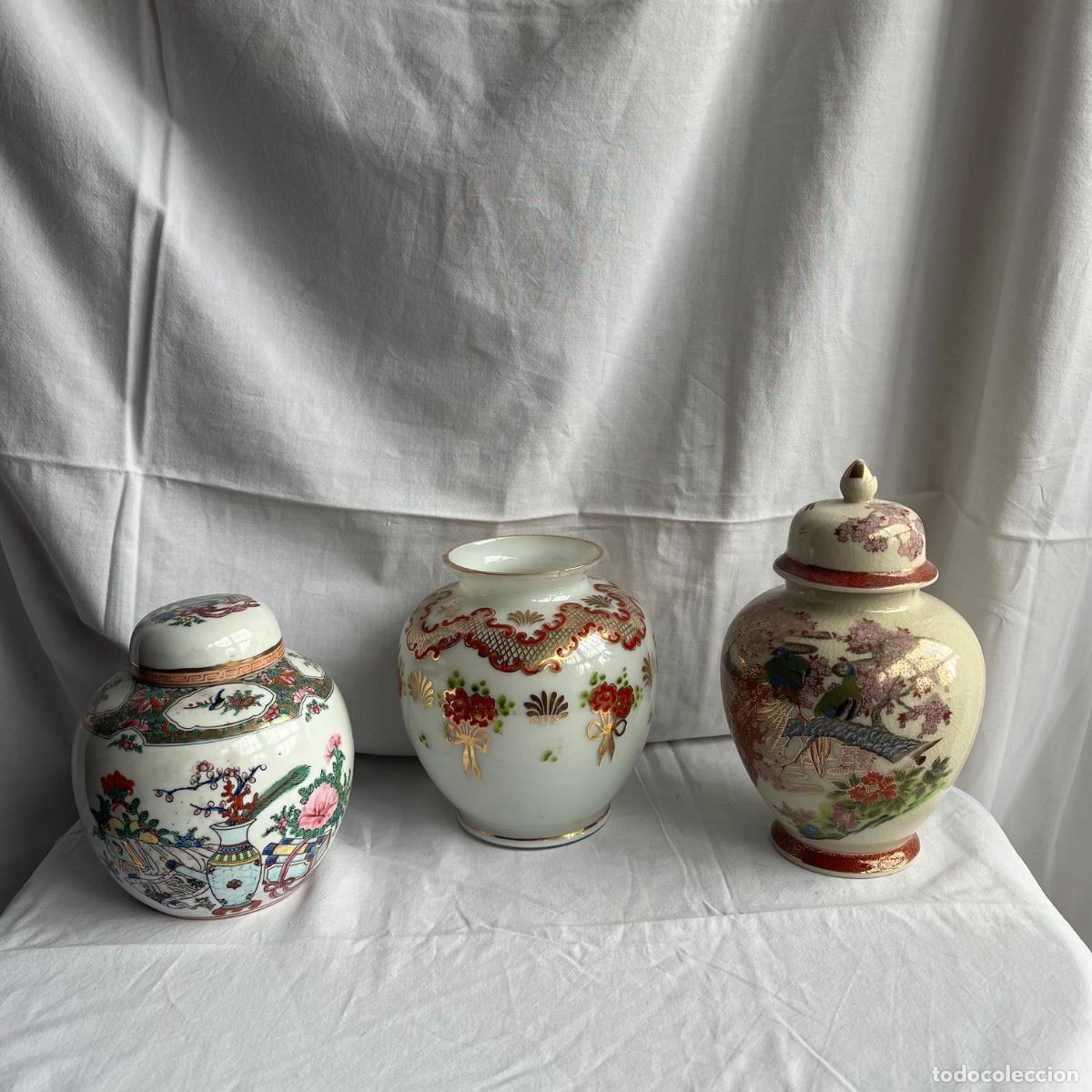Antig&uuml;edades: Lote de 3 Piezas de Porcelana Oriental - Tarros Tibores con Tapa y Florero Oro Mid-Century
