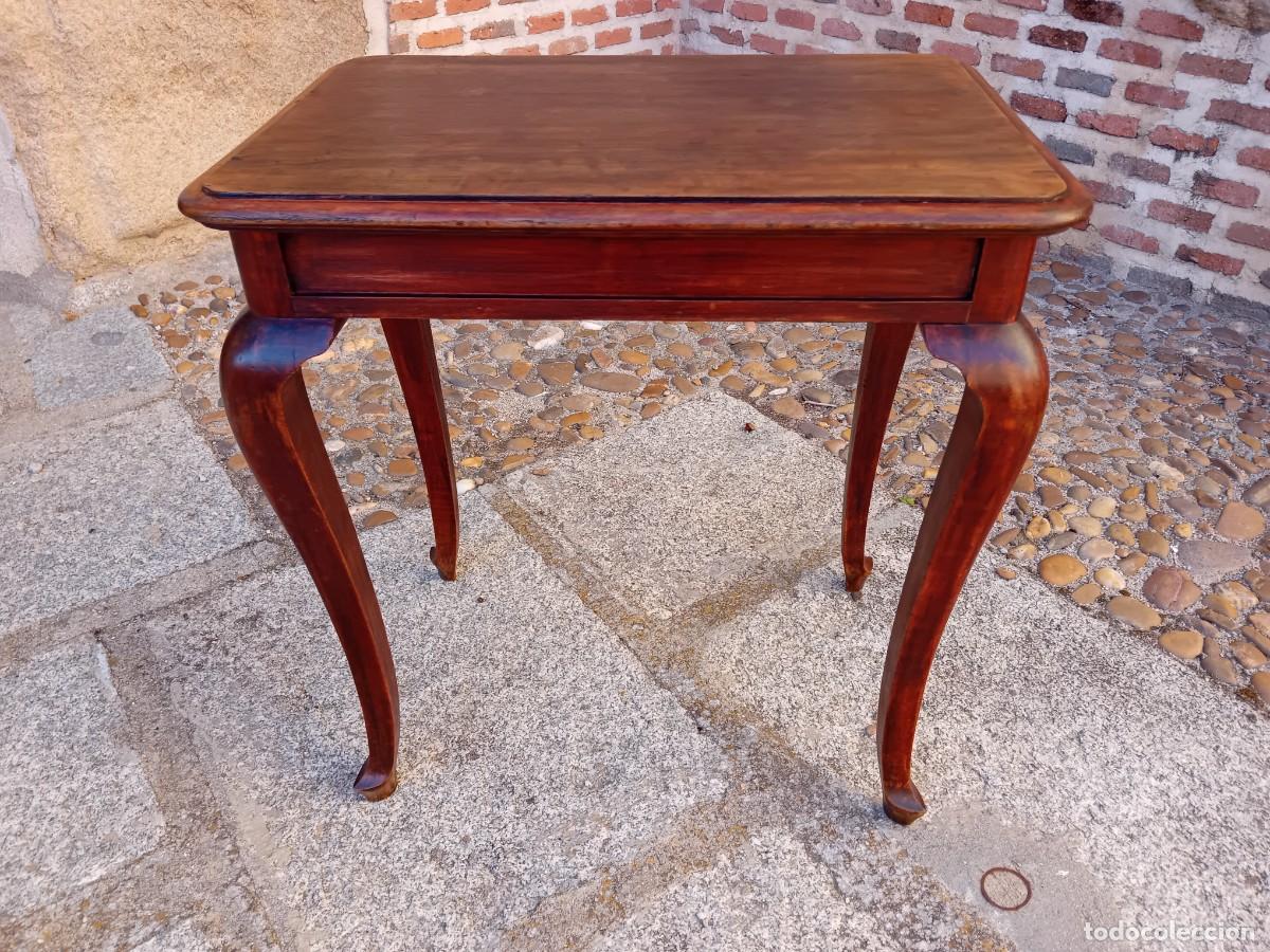 Antig&uuml;edades: Mesa con pata cabriol&eacute; estilo reina Ana mediados del siglo XX