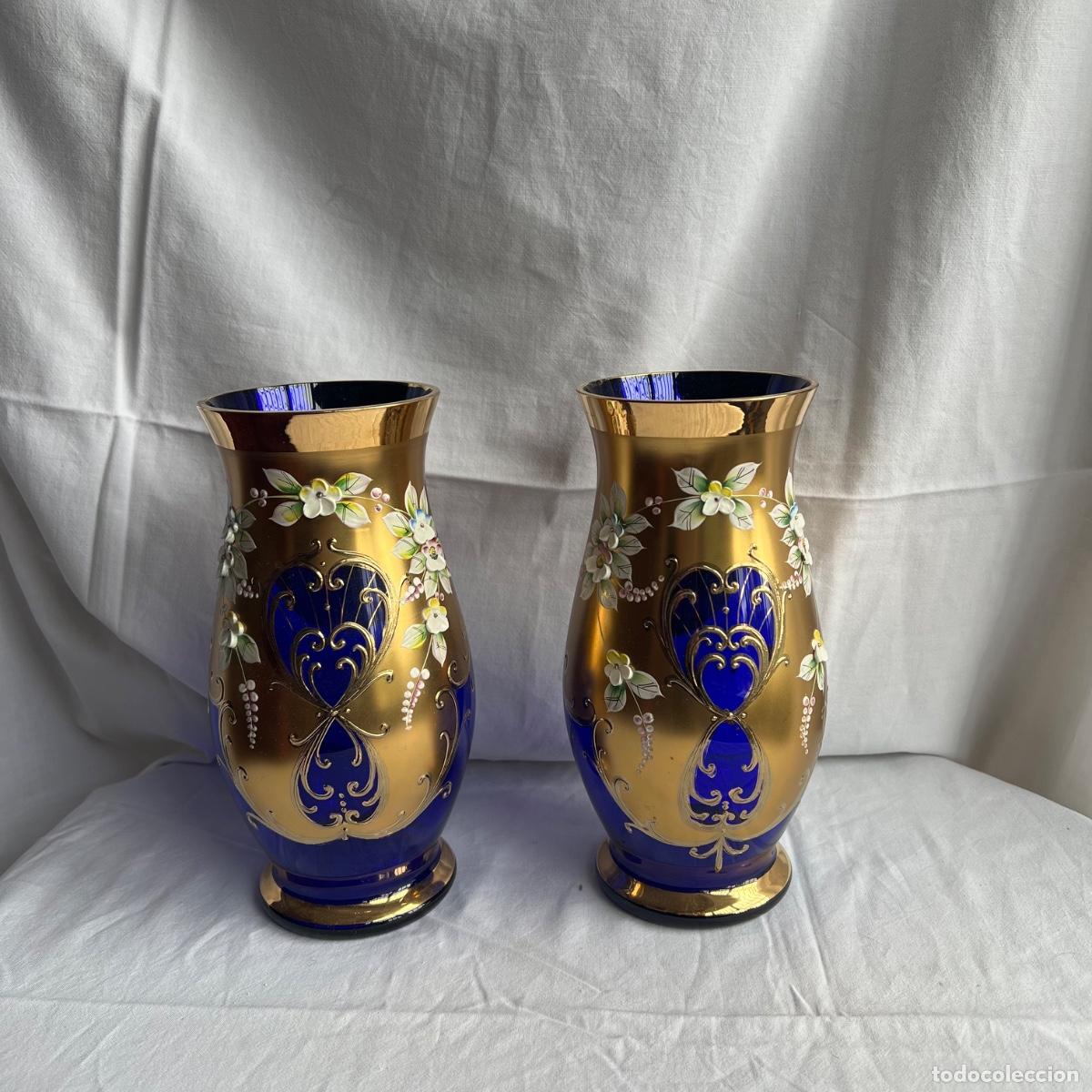 Antig&uuml;edades: Pareja Jarrones Cristal de Bohemia Azul Cobalto y Oro - Flores en Alto Relieve Mid-Century