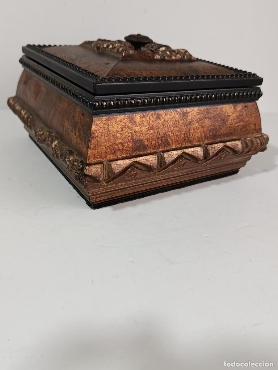 Antig&uuml;edades: CAJA DE MADERA TALLADA. PORTICO .CALIDAD