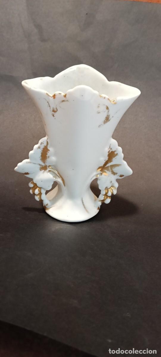 Antig&uuml;edades: JARRONCITO FLORERO DE PORCELANA ESTILO ISABELINO CON RELIEVES Y DORADOS VINTAGE