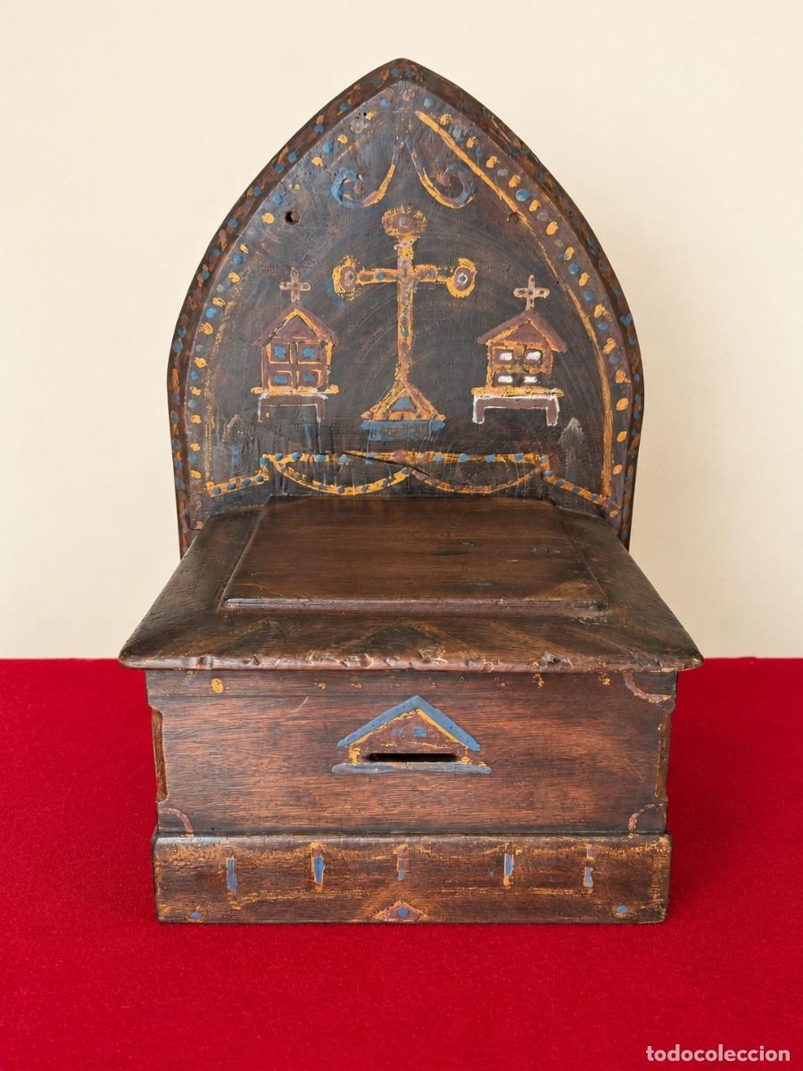 Antig&uuml;edades: LIMOSNERO DE MADERA CON CAJ&Oacute;N LATERAL