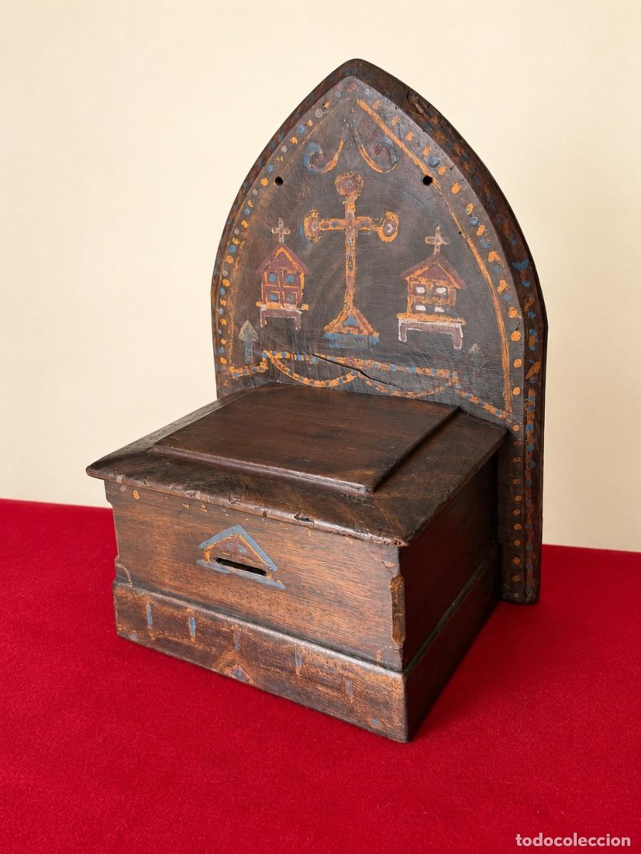 Antig&uuml;edades: LIMOSNERO DE MADERA CON CAJ&Oacute;N LATERAL - Foto 2