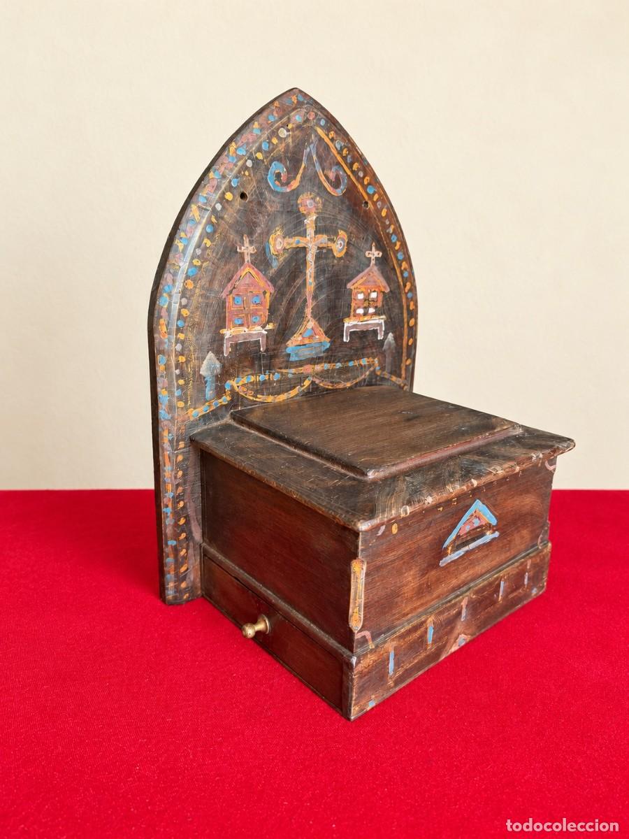 Antig&uuml;edades: LIMOSNERO DE MADERA CON CAJ&Oacute;N LATERAL - Foto 3