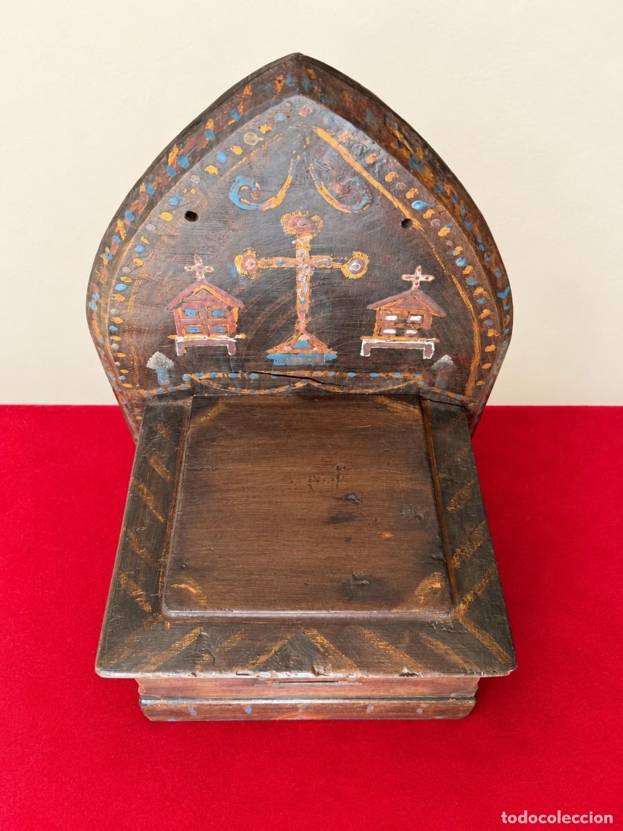 Antig&uuml;edades: LIMOSNERO DE MADERA CON CAJ&Oacute;N LATERAL - Foto 4